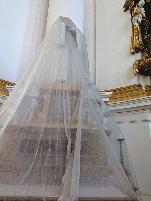 Bild: Baustellenbedingt verhüllte Heiligenfiguren in der Wiblinger Basilika