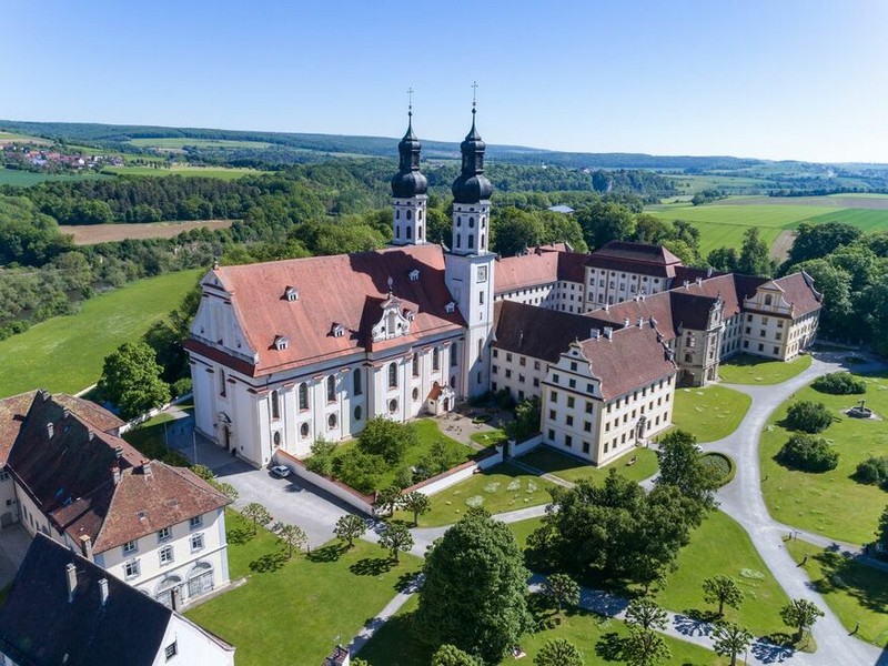 Bild: Kloster Obermarchtal, Foto: Design Lenger, auf: [https://se-marchtal.drs.de/kirchengemeinden/obermarchtal.html]